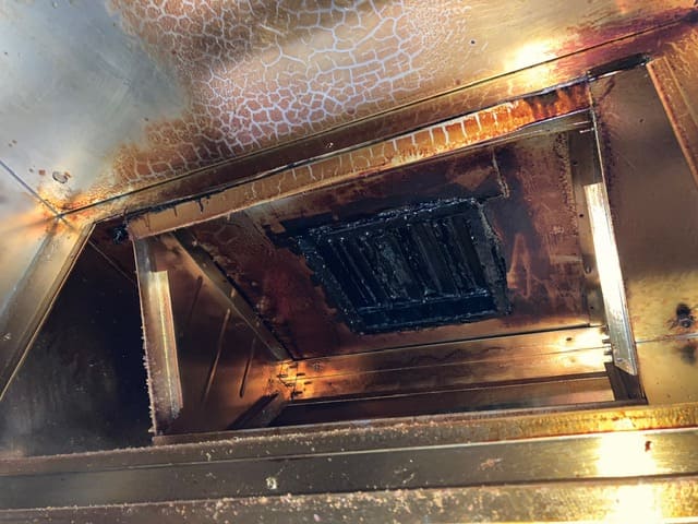 居酒屋チェーン店 厨房換気扇清掃② 施工前