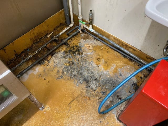 居酒屋チェーン店 厨房床清掃 施工前